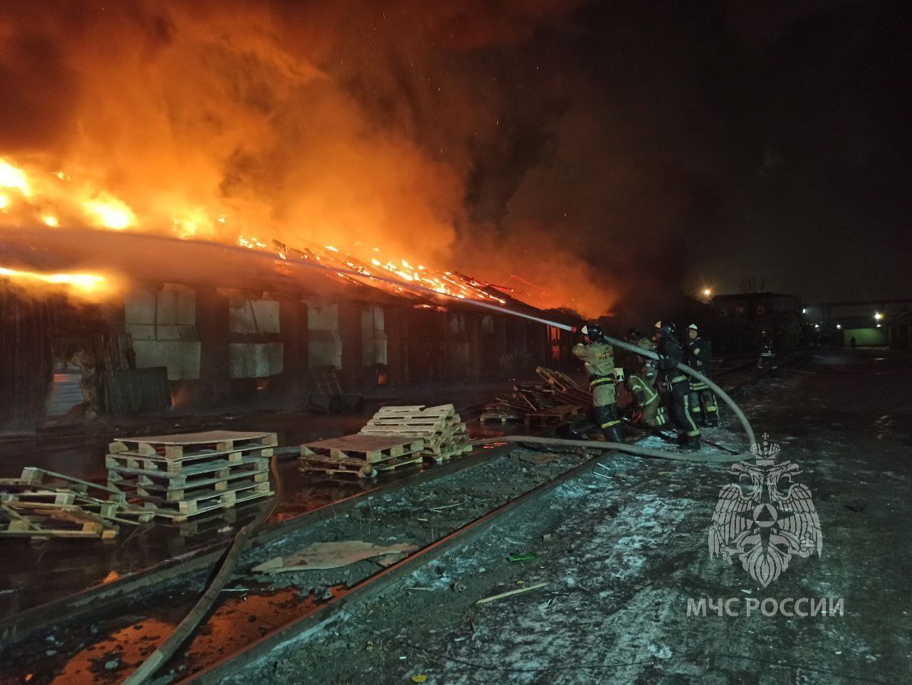 Крупный пожар произошел на складе в центре Красноярска