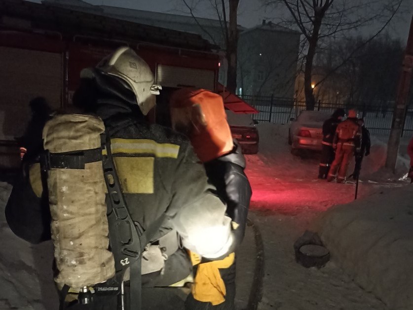 На ночном пожаре в Барнауле спасли десять человек