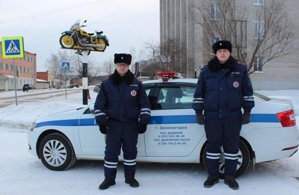 В Красноярском крае дорожные полицейские помогли мужчине с приступом эпилепсии (видео)