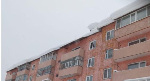 Во время песчаной бури в Омске мужчину унесло с крыши павильона