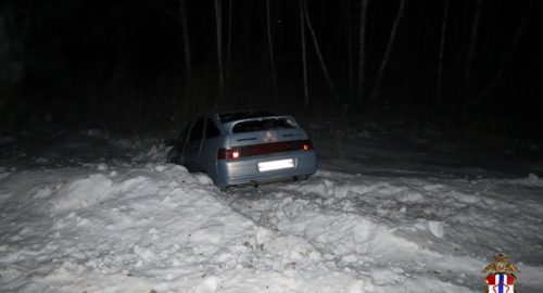 Под Омском полицейские нашли угнанный автомобиль и спасли замерзавших в лесу угонщиков