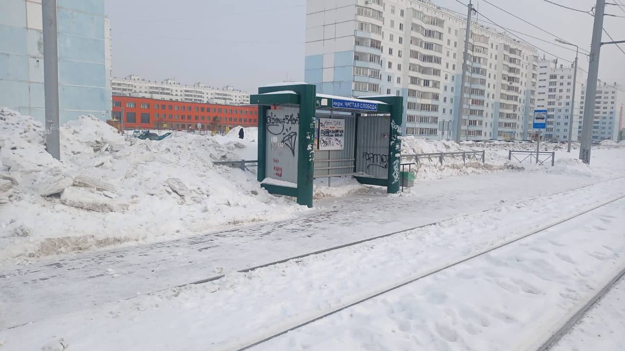 В Новосибирске трамваи не могли открыть двери из-за снега