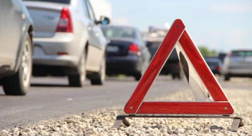 Под Тюменью водитель грузовика Mercedes врезался в трактор с прицепом