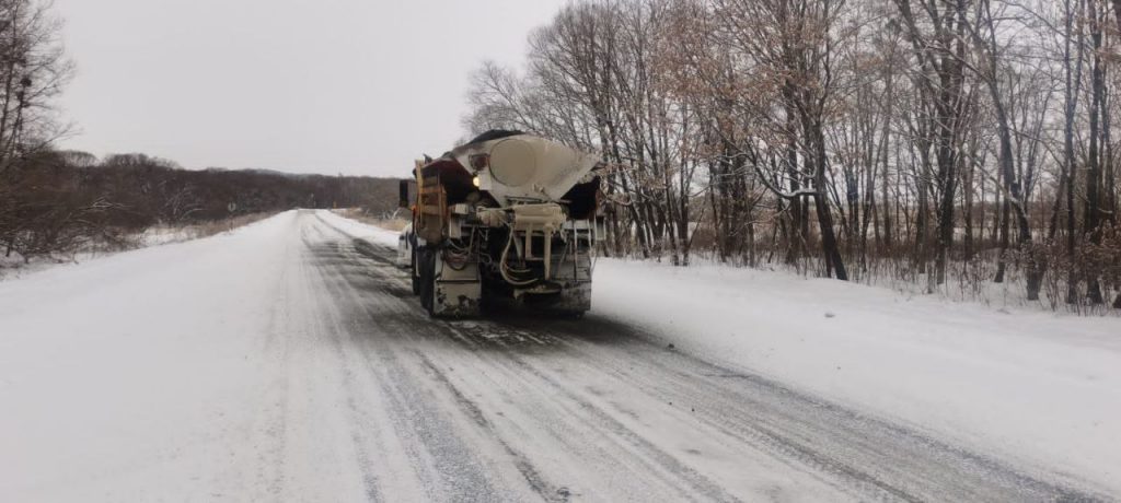 Убранный снег незаконно свалили у реки Ушаковки в Иркутске