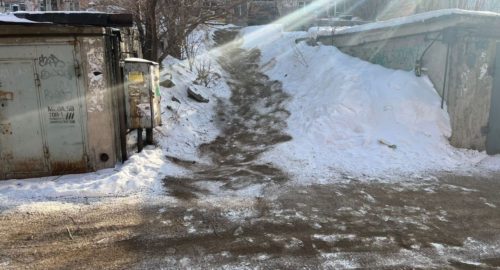 В Красноярске ребенок врезался в фонарный столб после катания на горке