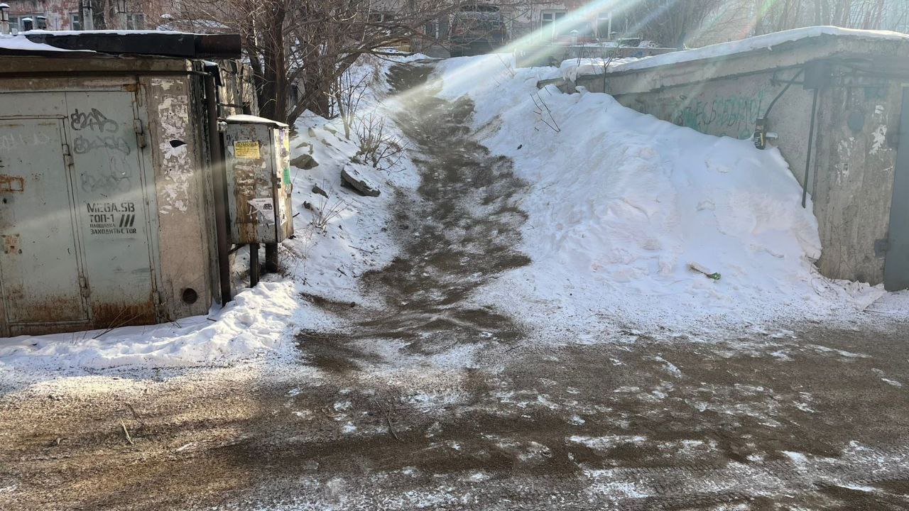 В Красноярске ребенок врезался в фонарный столб после катания на горке