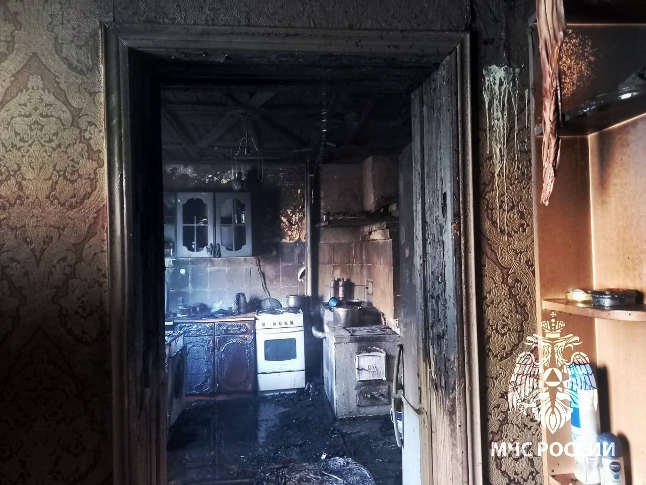 В алтайском городе-курорте спасатели вытащили из горящего дома двух человек