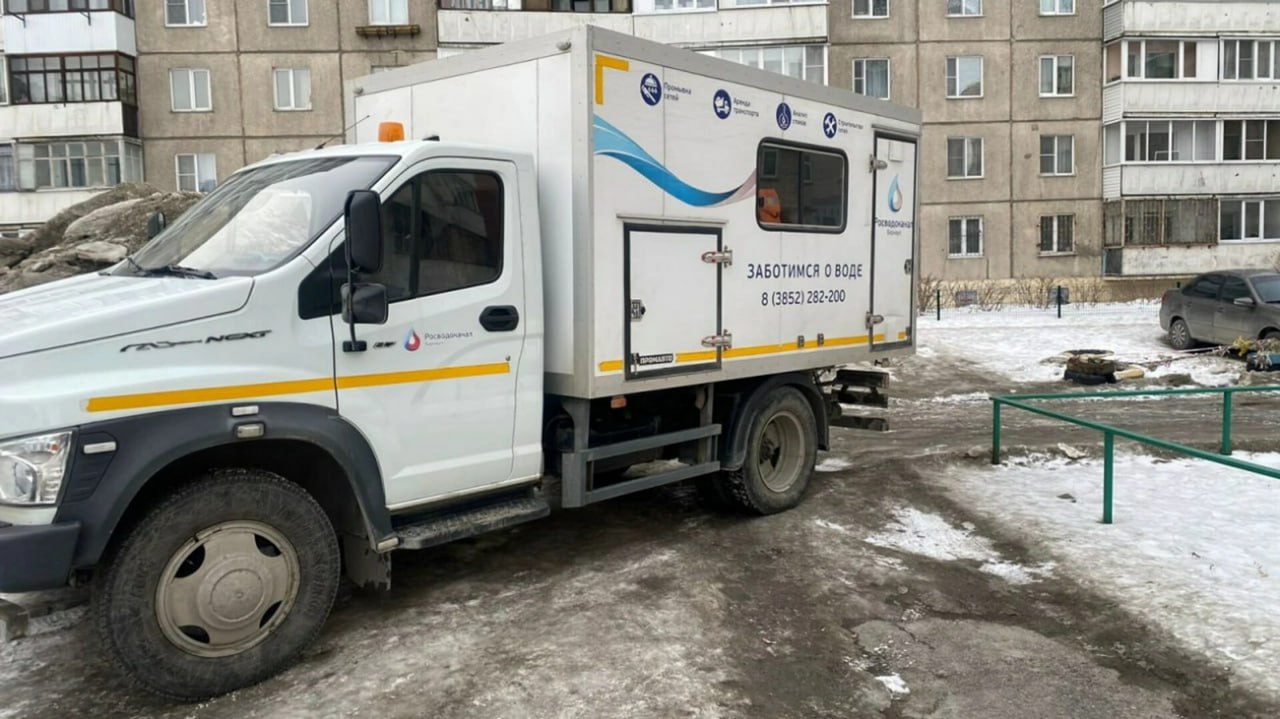 В Барнауле авария привела к отключению 11 домов от холодной воды
