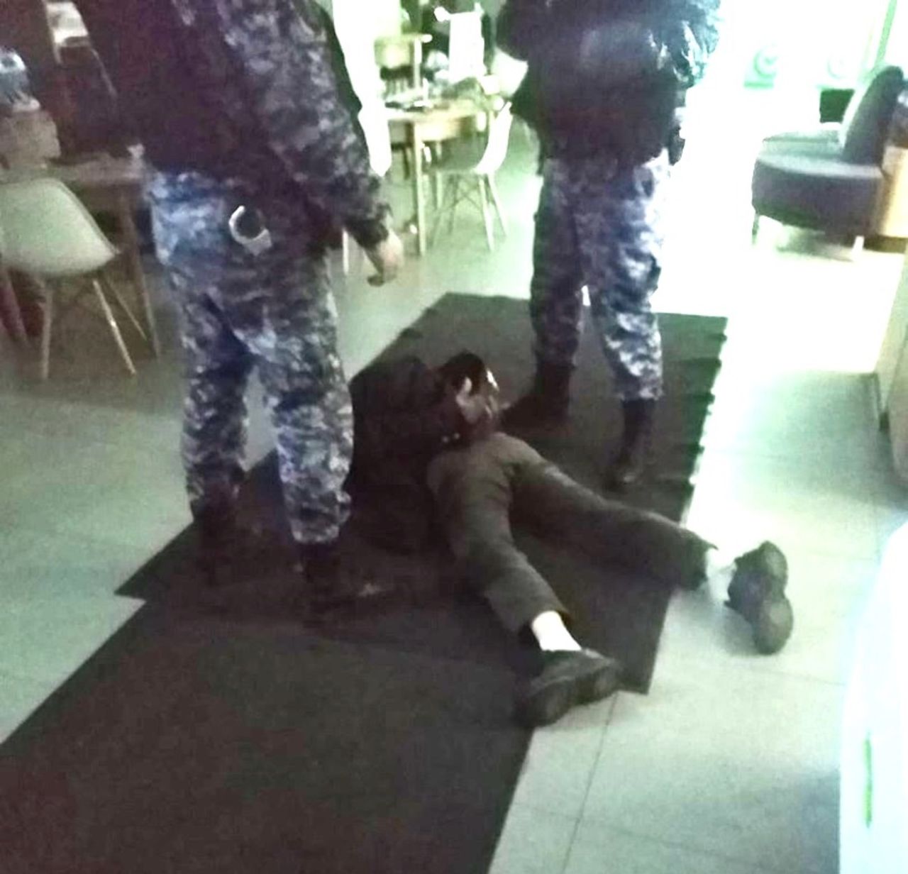 Житель Кузбасса ночью разбил стеклянную дверь банка в Санкт-Петербурге и проник внутрь