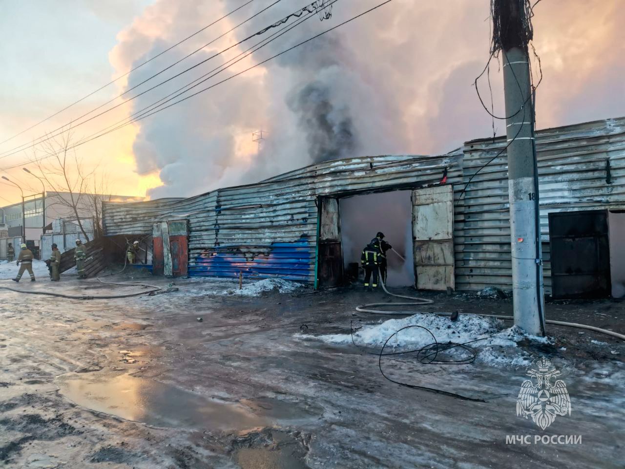 Горящий автосервис на площади 530 квадратных метров тушат в Красноярске