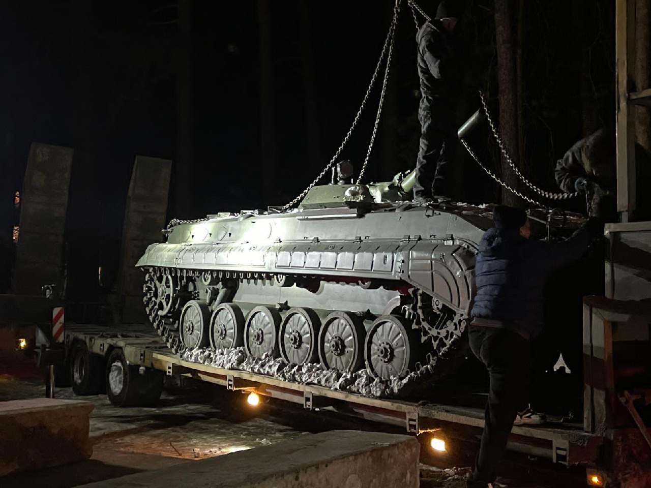В Назарове вместо детской площадки установили боевую машину пехоты