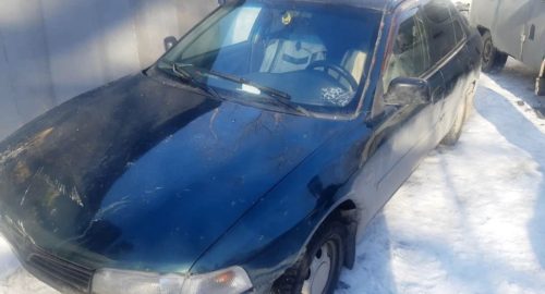 В Омске бездомный угнал Mitsubishi и врезался на машине в сугроб