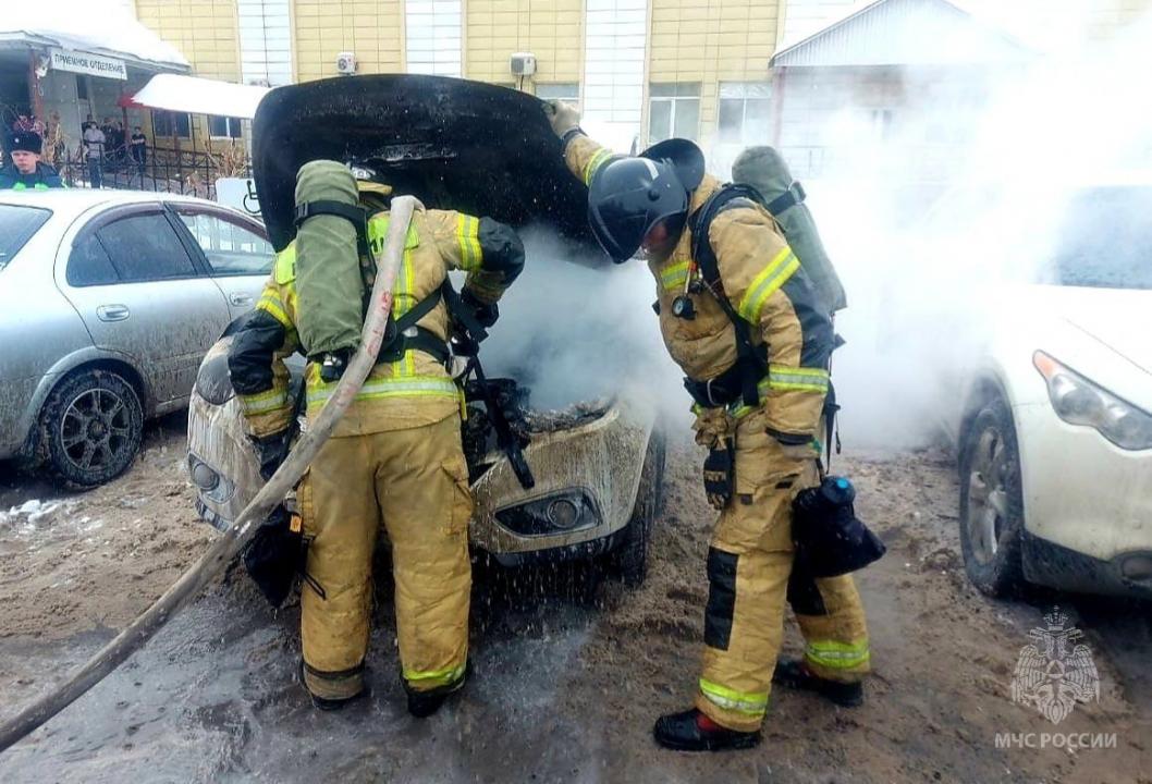 В центре Тюмени пожарные потушили вспыхнувшую иномарку