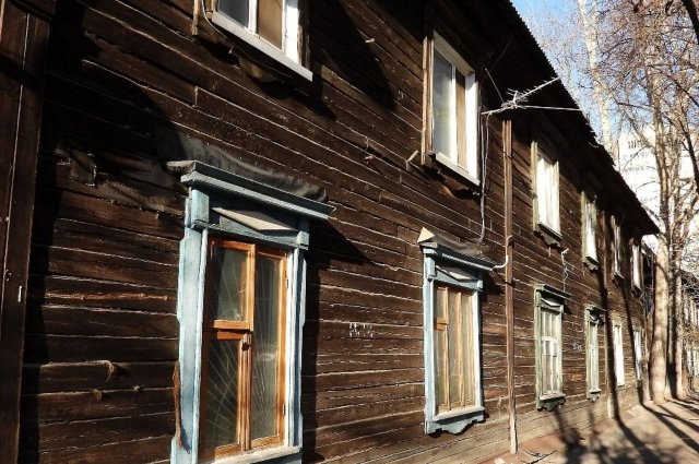 Бомжи в Тюмени устроили пожар в нежилой двухэтажке на улице Холодильной