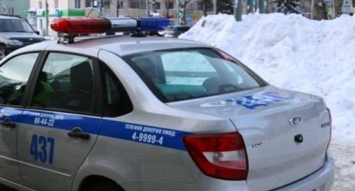 В Бердске разыскиваются закладчики с младенцем в коляске, замеченные в кустах у здания мэрии