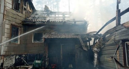 В Красноярске вспыхнул крупный пожар в жилом доме в селе Овсянка