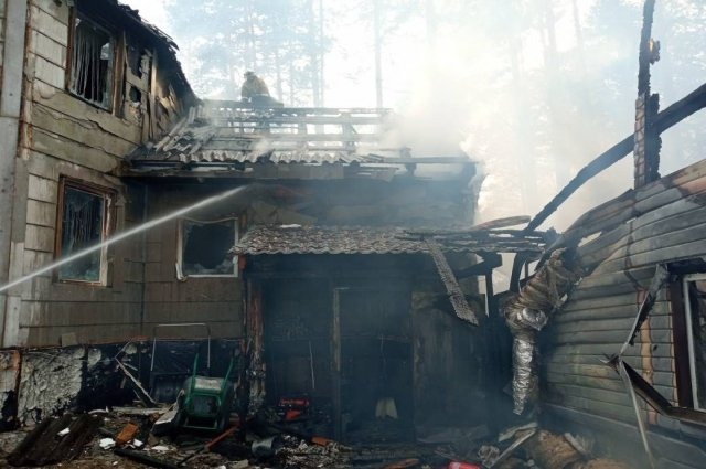 В Красноярске вспыхнул крупный пожар в жилом доме в селе Овсянка