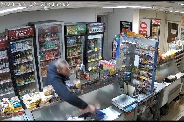 В Тюмени мужчина предстанет перед судом за кражу денег из кассы магазина