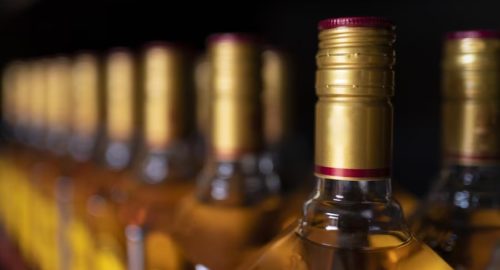 Дело о продаже нелицензированного алкоголя на 5 млн рублей в Новосибирске передали в суд