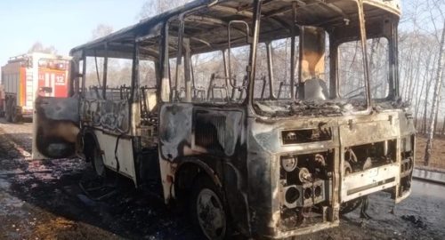На трассе под Новосибирском загорелся автобус