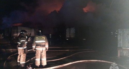 В Красноярске сгорел склад с пивным оборудованием площадью 1 600 квадратных метров