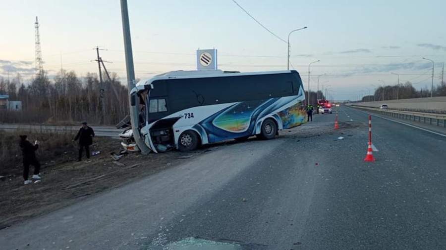 В результате столкновения автобуса с бензовозом в Тюмени пострадали девять человек