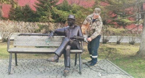 В Барнауле у аграрного университета с лавочки исчез памятник одинокому влюбленному