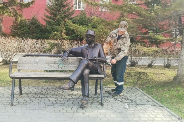 В Барнауле у аграрного университета с лавочки исчез памятник одинокому влюбленному