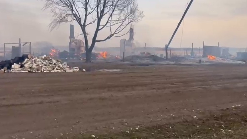 Возбуждено уголовное дело по факту крупного пожара в омском селе Новокарасук