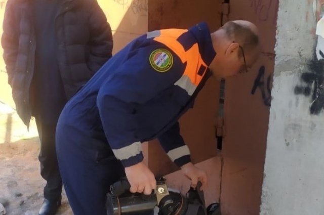 Мужчина в Новосибирске застрял в своем гараже