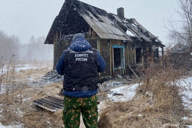 Во время пожара в деревянном доме в Томске погибла женщина
