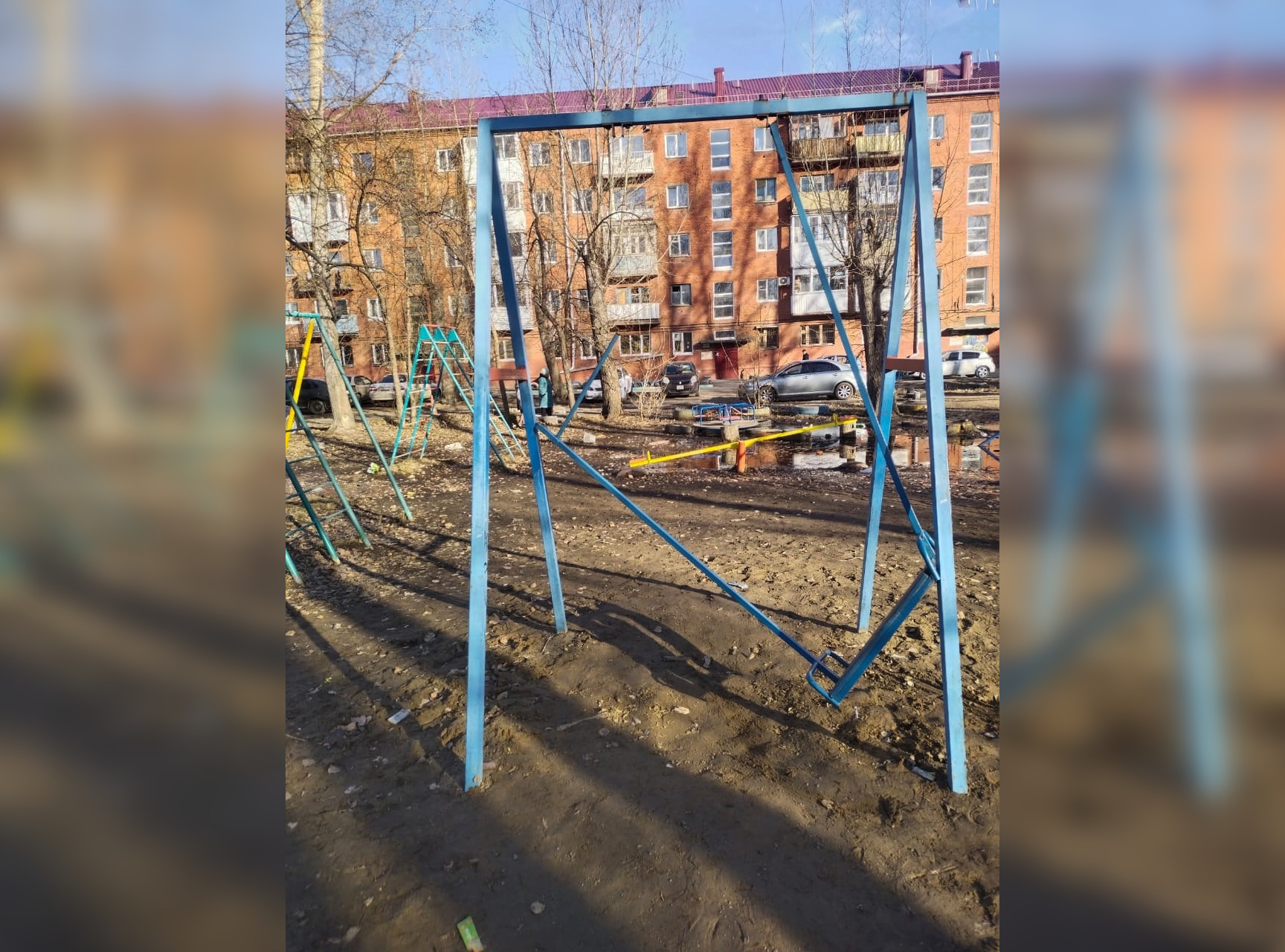 В Омске 13-летний мальчик сломал ногу из-за обрушившихся во дворе качелей