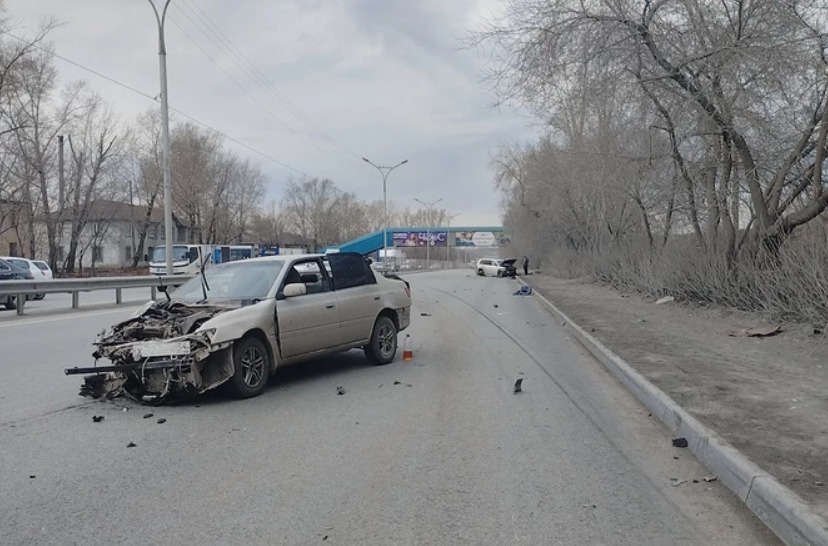 В Новосибирске пассажир «Тойоты» погиб при аварии на Старом шоссе, двое пострадали