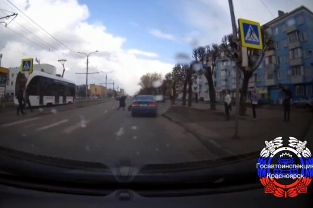 В Красноярске автомобиль сбил 7-летнюю девочку