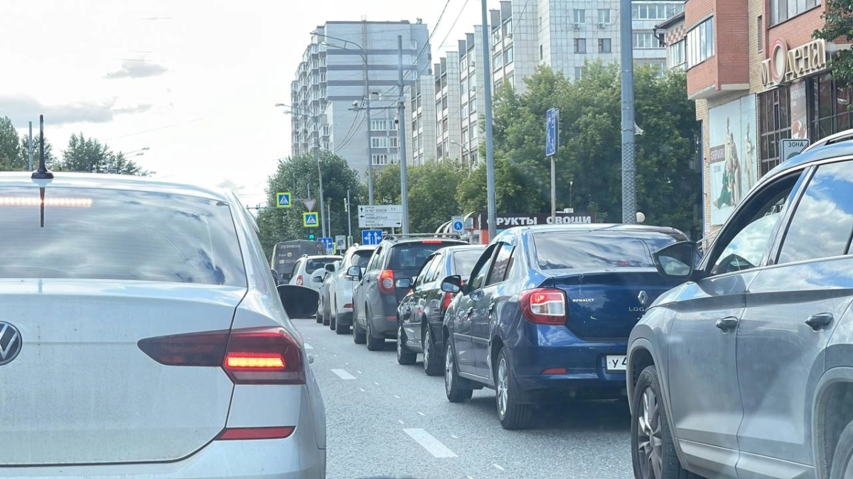 Из-за прорыва газопровода в центре Тюмени образовались многокилометровые пробки