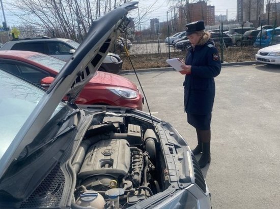 Судебные приставы в Новосибирске арестовали автомобиль мужчины за долг в 265 тыс. рублей