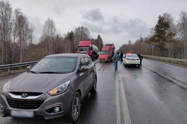 На Шегарском тракте в Томске произошло столкновение пяти автомобилей