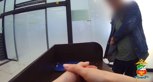 Иностранец украл из самолета спасательный жилет и был задержан в Толмачеве