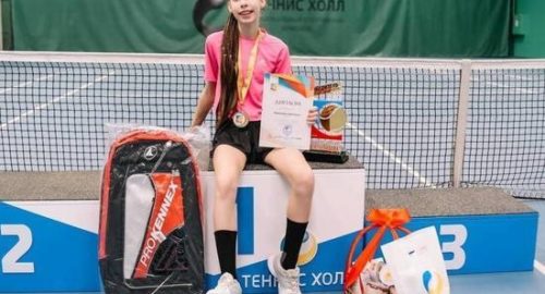 На Всероссийском турнире в Красноярске 12-летняя теннисистка Кристина Камолова одержала победу