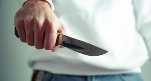 Раненый омский житель с ножом и криками забежал в киоск перед смертью