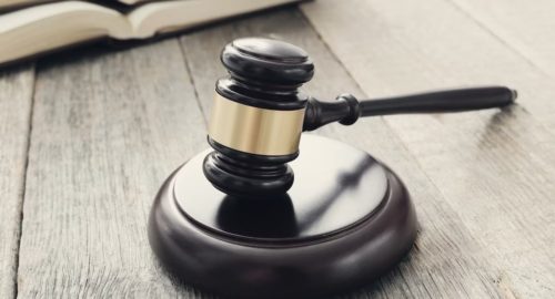 Житель Мариинска избежал реального срока за избиение женщины палкой