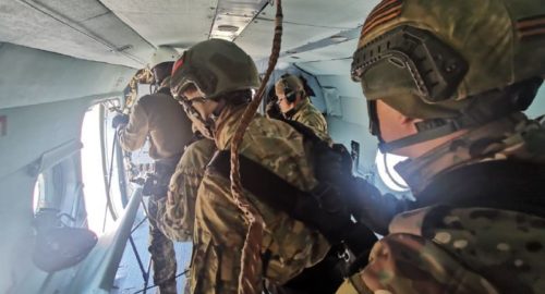 Сотрудники Росгвардии в Сибири провели десантирование с вертолета с применением штурмового метода