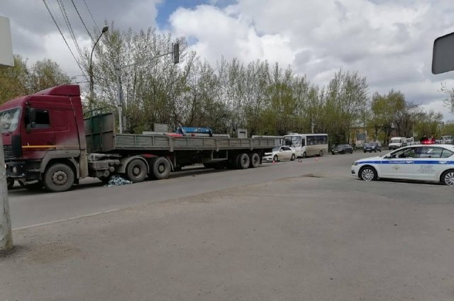 В Красноярске грузовик насмерть сбил 73-летнего пенсионера