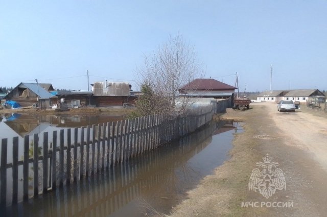 Из-за таяния снега талые воды затопили многие приусадебные участки в Красноярске
