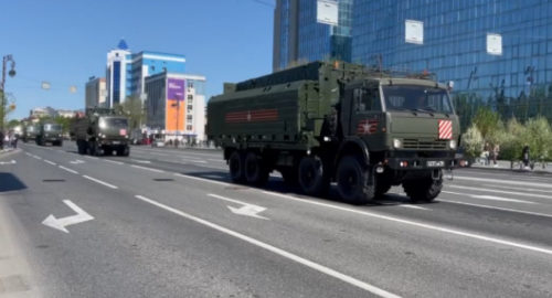 На улицах Тюмени проходит торжественный парад военной техники