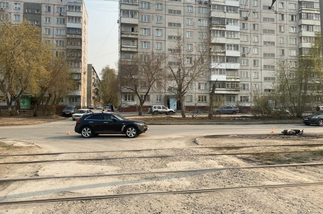 В Новосибирске 17-летний водитель мопеда пострадал в аварии с участием автомобиля Infiniti