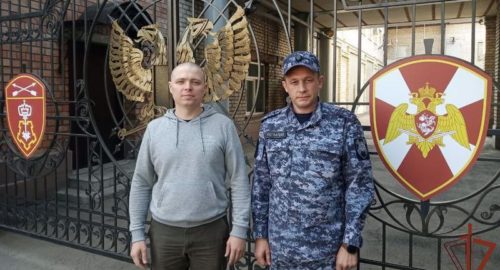 На Алтае сотрудники Росгвардии достали женщину из-под грузовика