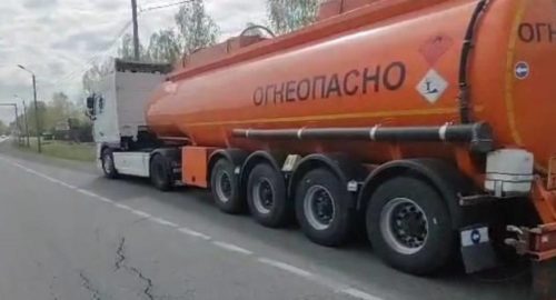 В Красноярском крае из-за аварии бензовоза на землю вылилось 14 тонн дизтоплива