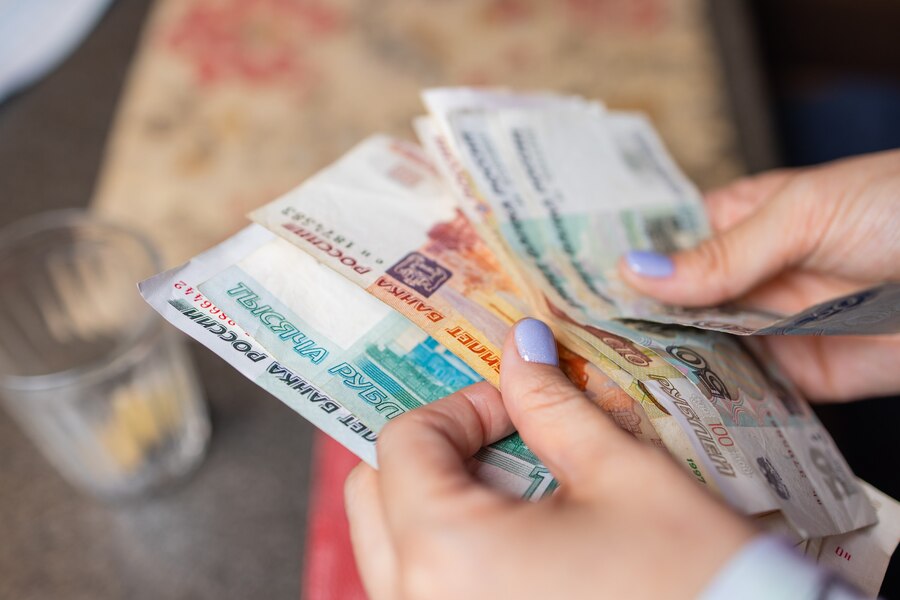 Работодатели в Тюмени готовы платить сотрудникам до 500 тысяч рублей