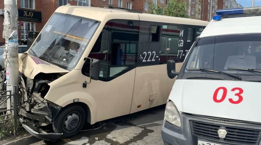 В Омске маршрутка с пассажирами врезалась в столб